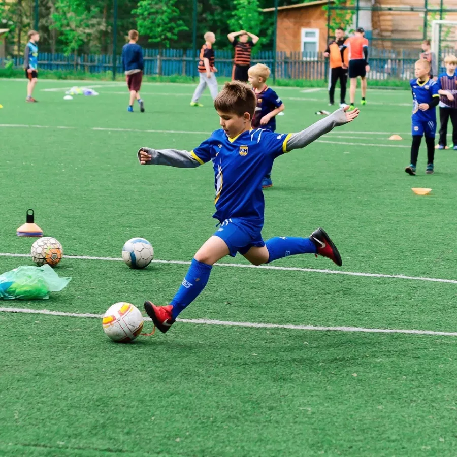 Футбольный клуб в Нижнем Новгороде FOOTBALL MASTERS в Нижнем Новгороде: Футбол, Коллективные Игры, Детский Тренер, Чемпионаты, Турниры, Спортивная Секция, Физическое Развитие,