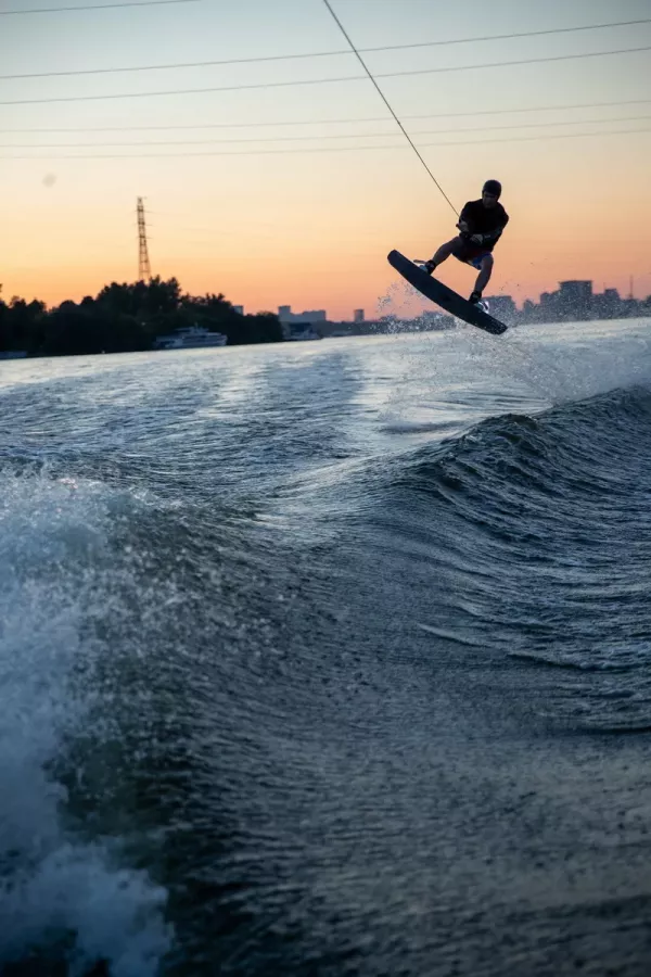 Вейкборд клуб WakeTeam в Москве: Вейкборд, Вейксерф, Водные Лыжи, Флайборд, Вейкборд в Бассейне, САП-серфинг,