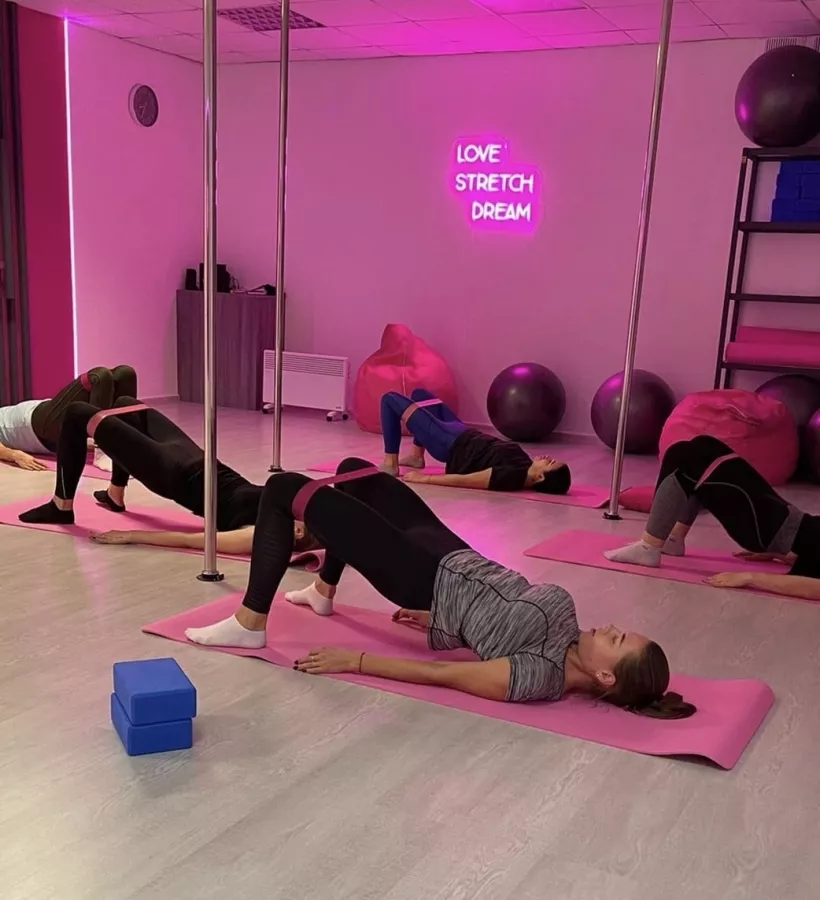 Студия танца на пилоне Hodos Pole Dance в Калининграде: Растяжка,