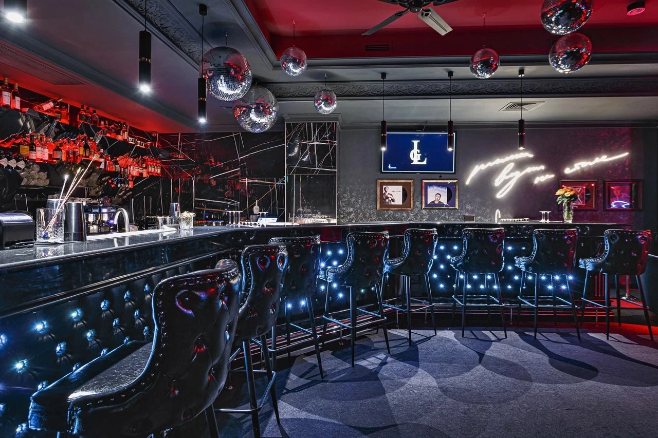 Караоке-клуб "Leps Bar".