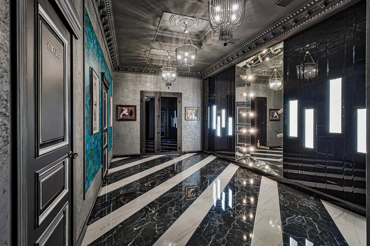 Караоке-клуб "Leps Bar".