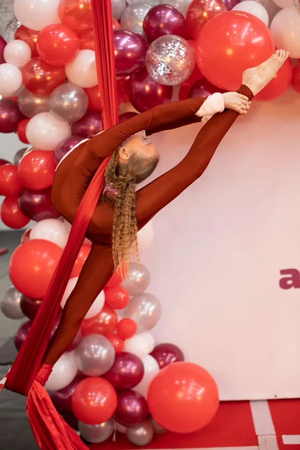 Центр циркового искусства Airdance в Санкт-Петербурге: Акробатика , Воздушные полотна, Воздушная гимнастика , Цирковое искусство , Гибкость , Растяжка ,