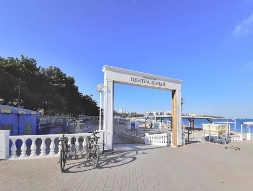 Городской песчаный пляж Центральный  в  Геленджике