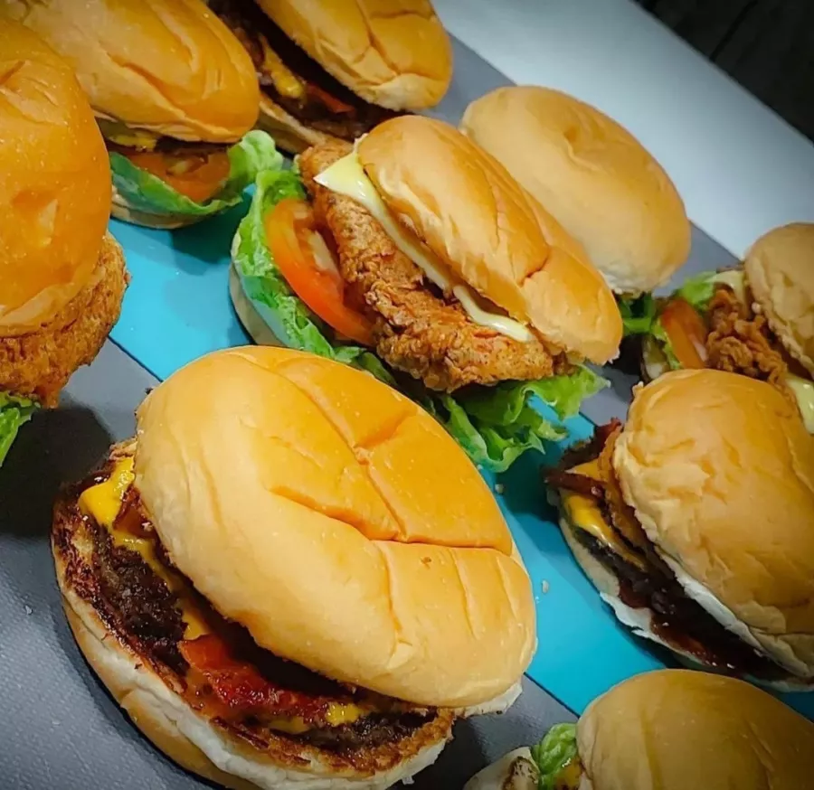 Бургерная The Good Burger в Себу: Еда, Кафе, Бургеры,