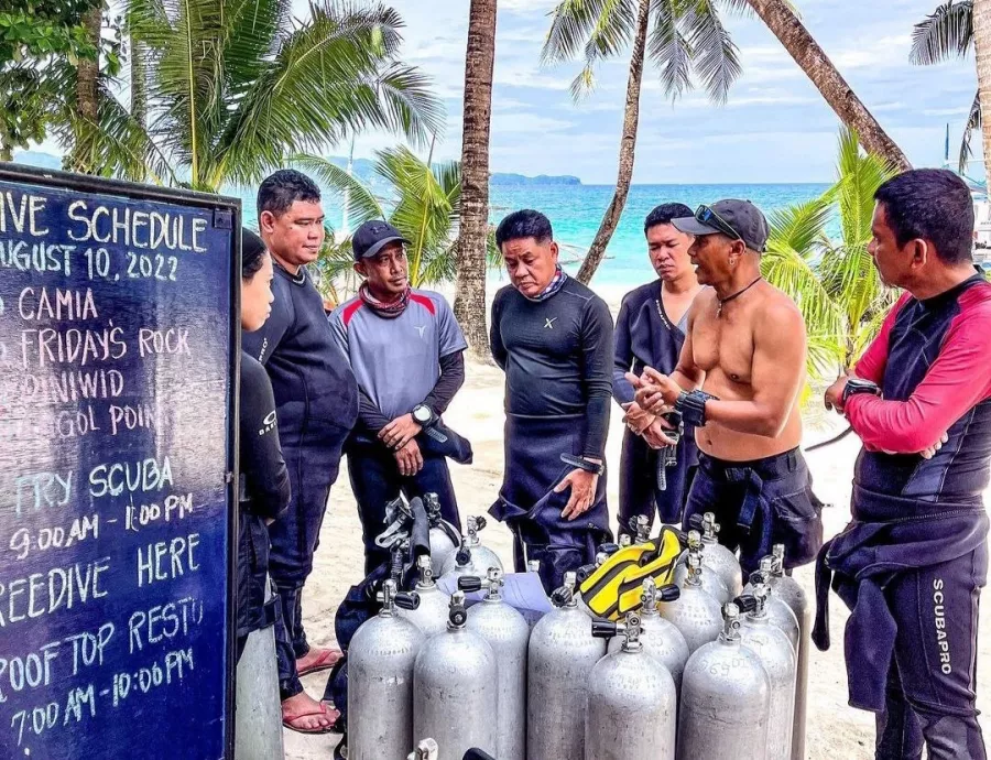 Дайвинг-центр DiveGurus в Боракай: Вода, Дайвинг,