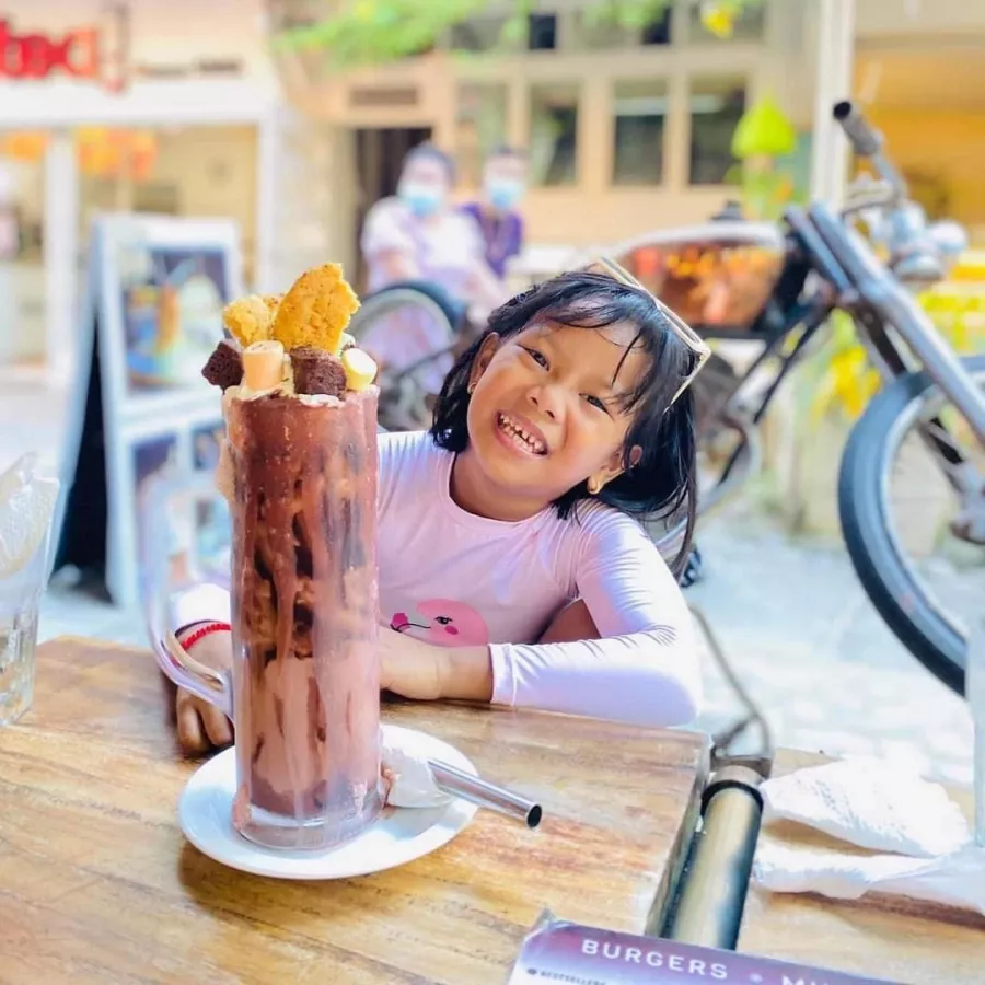 Бургерная SteamPunk в Боракай: Бургеры , Burgers, Milkshakes, Милкшейки,