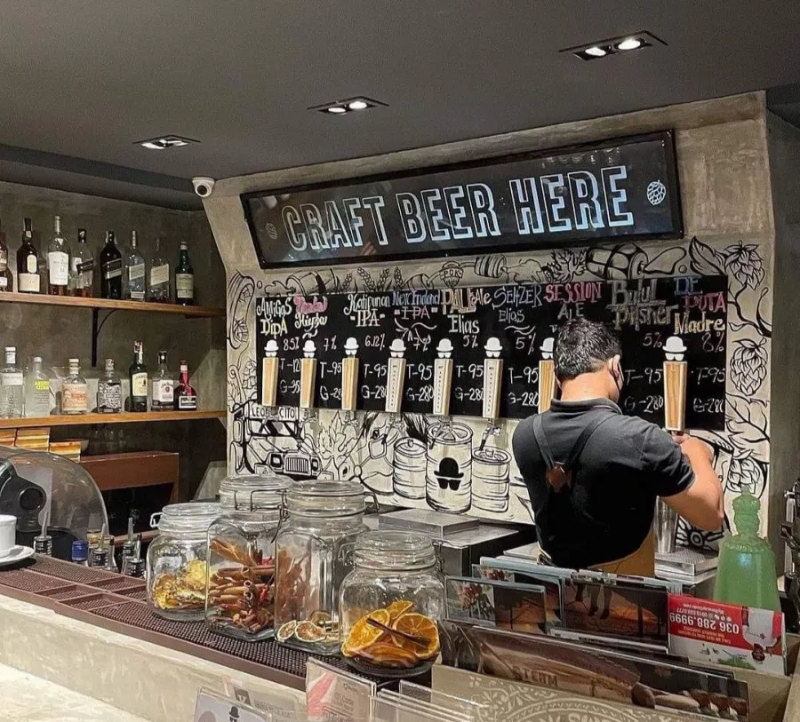 Гастропаб Los Indios Bravos в Боракай: Бар , Паб, Bar, Pub,