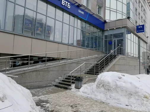 Банк "ВТБ" на ул. Крылова 36. 