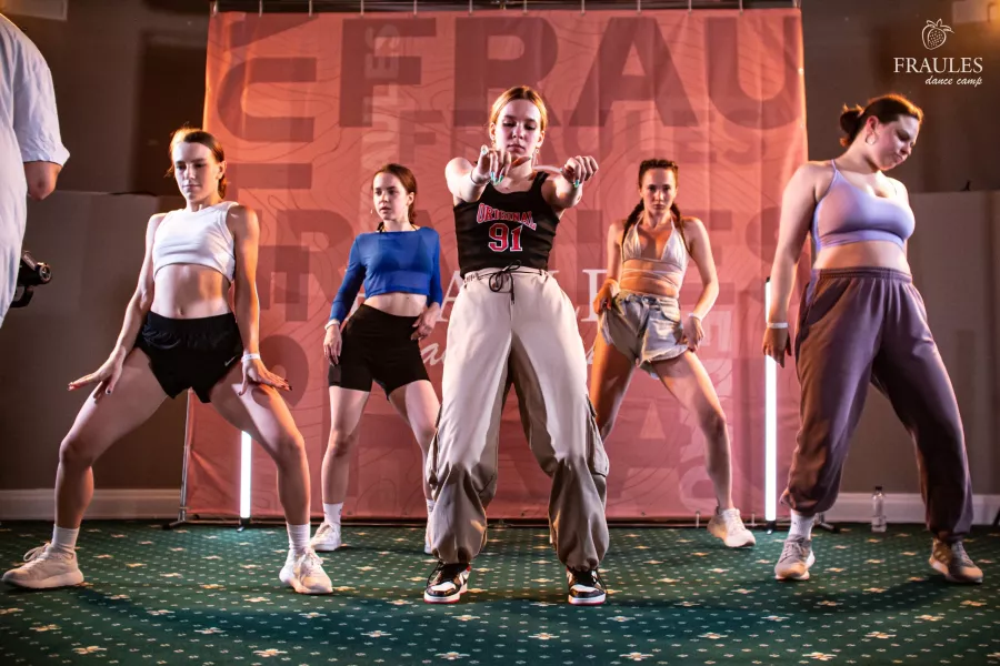Центр танцев Fraules dance centre в Новосибирске: Танцы, Хореография, Школа танцев, Зал,