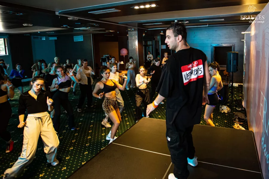 Центр танцев Fraules dance centre в Новосибирске: Танцы, Хореография, Школа танцев, Зал,