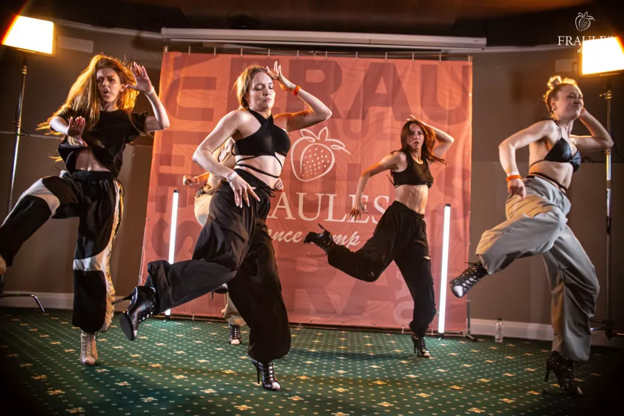 Центр танцев Fraules dance centre в Новосибирске: Танцы, Хореография, Школа танцев, Зал,