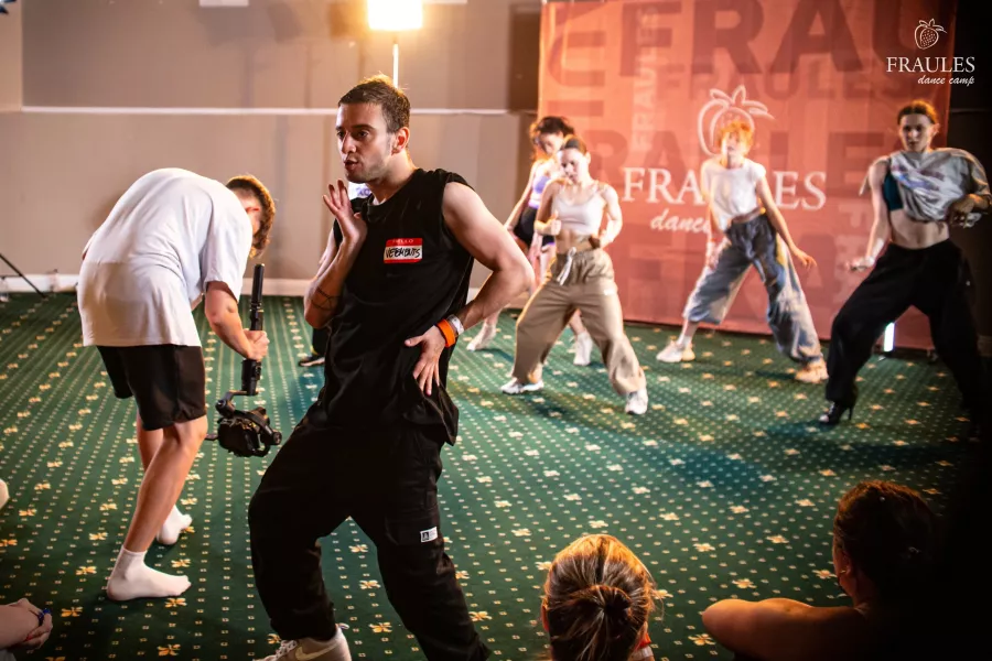 Центр танцев Fraules dance centre в Новосибирске: Танцы, Хореография, Школа танцев, Зал,