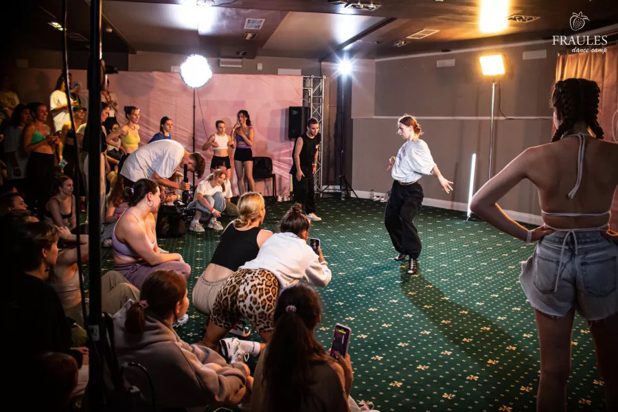 Центр танцев Fraules dance centre в Новосибирске: Танцы, Хореография, Школа танцев, Зал,