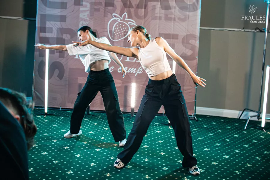 Центр танцев Fraules dance centre в Новосибирске: Танцы, Хореография, Школа танцев, Зал,