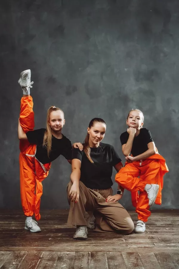 Школа танцев One moment в Новосибирске: Танцы, Хореография, Зал, Хип-хоп, Растяжка,