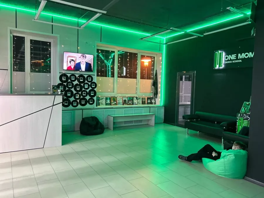 Школа танцев One moment в Новосибирске: Танцы, Хореография, Зал, Хип-хоп, Растяжка,