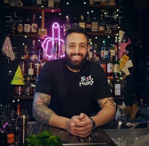 Бар Tres Monos  в  Буэнос-Айрес (Аргентина)