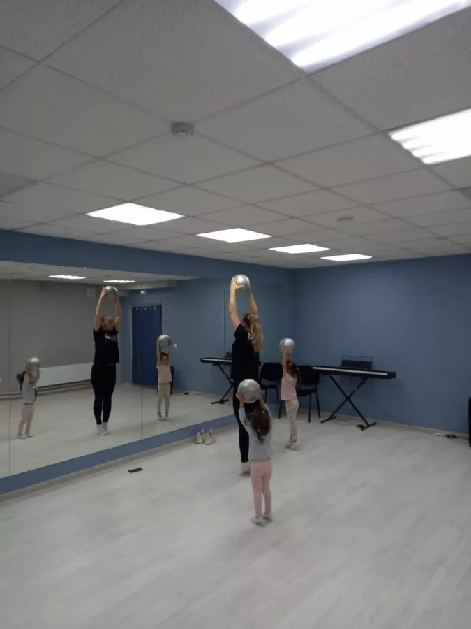 Танцевально-эстрадный центр Rivers в Новосибирске: Танцы, Зал, Хореография, Вокал, Гитара, Учимся,