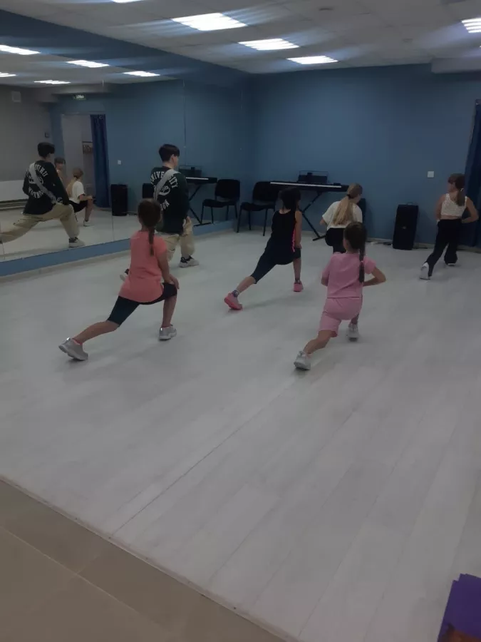 Танцевально-эстрадный центр Rivers в Новосибирске: Танцы, Зал, Хореография, Вокал, Гитара, Учимся,