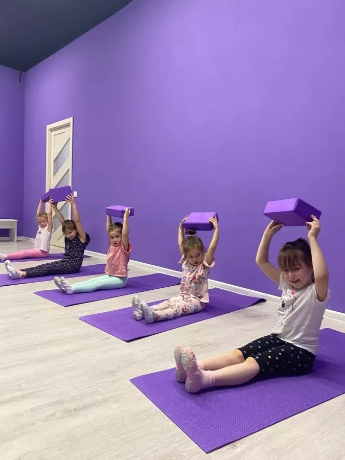 Танцевально-эстрадный центр Rivers в Новосибирске: Танцы, Зал, Хореография, Вокал, Гитара, Учимся,