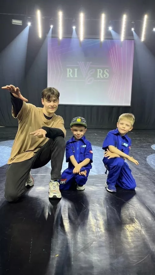 Танцевально-эстрадный центр Rivers в Новосибирске: Танцы, Зал, Хореография, Вокал, Гитара, Учимся,