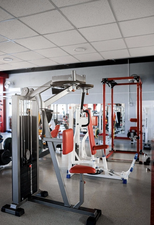 Фитнес-клуб Jumbo gym в Новороссийске: Тренажёрный зал , Тренировка, Гантели, Занятие с тренером, Штанга, Фитнес-клуб,