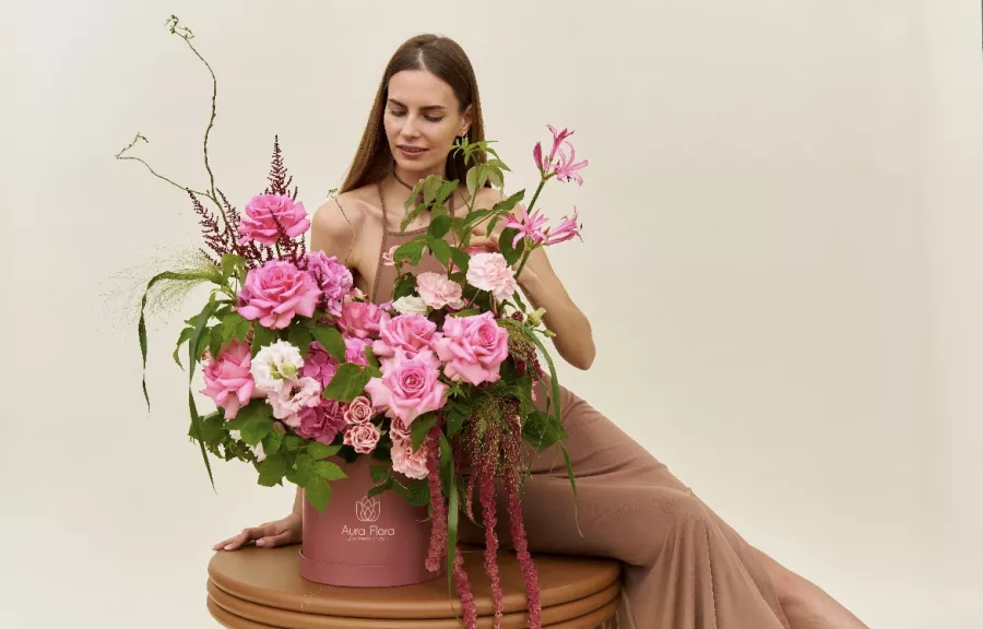 Салон флористики Aura Flora в Москве: Цветочный салон, Свадебный букет, Букет невесты, Свадебный подарок, Вазы, Аромасвечи,