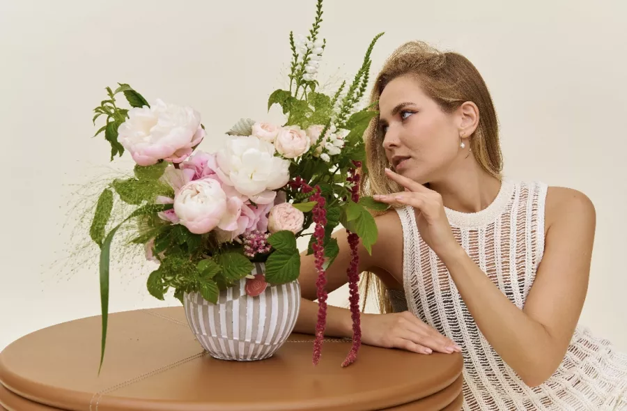Салон флористики Aura Flora в Москве: Цветочный салон, Свадебный букет, Букет невесты, Свадебный подарок, Вазы, Аромасвечи,