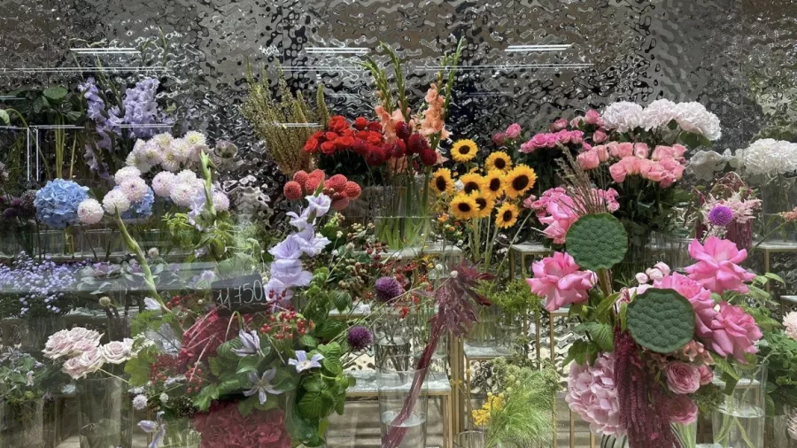 Салон флористики Aura Flora в Москве: Цветочный салон, Свадебный букет, Букет невесты, Свадебный подарок, Вазы, Аромасвечи,