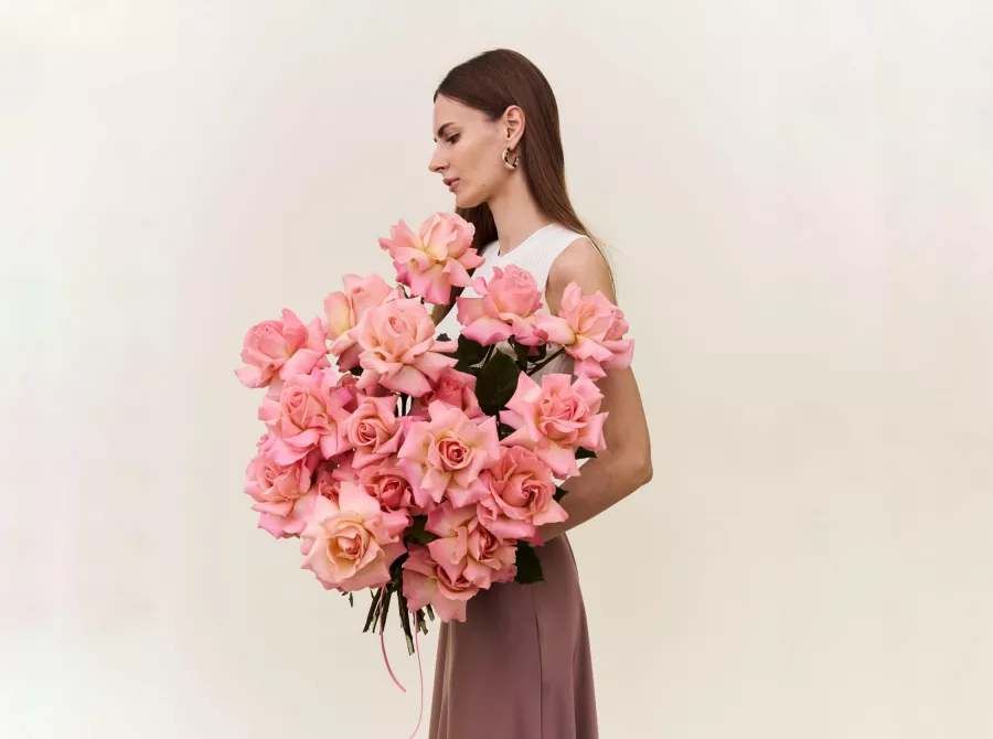 Салон флористики Aura Flora в Москве: Цветочный салон, Свадебный букет, Букет невесты, Свадебный подарок, Вазы, Аромасвечи,
