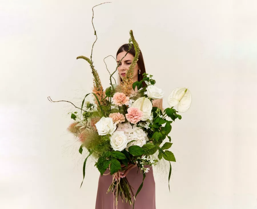 Салон флористики Aura Flora в Москве: Цветочный салон, Свадебный букет, Букет невесты, Свадебный подарок, Вазы, Аромасвечи,