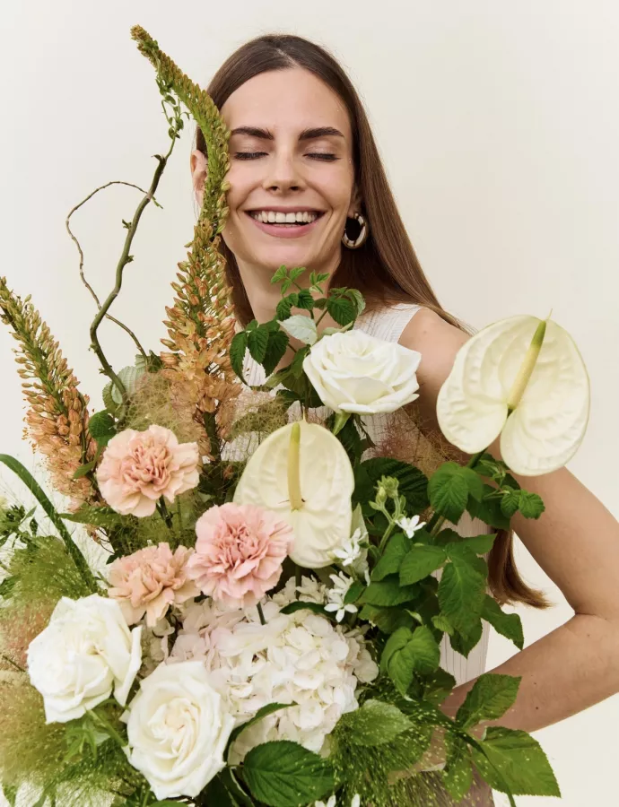 Салон флористики Aura Flora в Москве: Цветочный салон, Свадебный букет, Букет невесты, Свадебный подарок, Вазы, Аромасвечи,