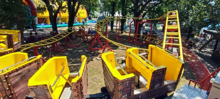 Парк аттракционов Солнечный остров в Геленджике: Парк аттракционов, Аттракционы, Батуты, Колесо обозрения, Карусели, Горки, Электролодки, Колесо обозрения,