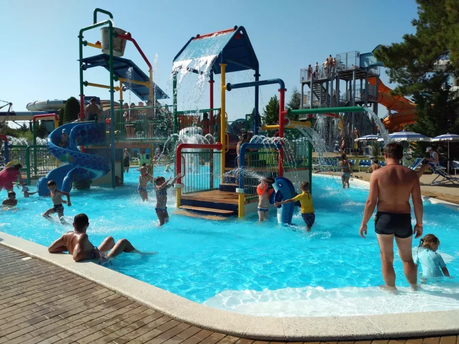 Аквапарк Золотая бухта в Геленджике: Аквапарк, Водные аттракционы, Для детей, Детские горки, Аттракционы, Дельфинарий, Бассейн, Горки,