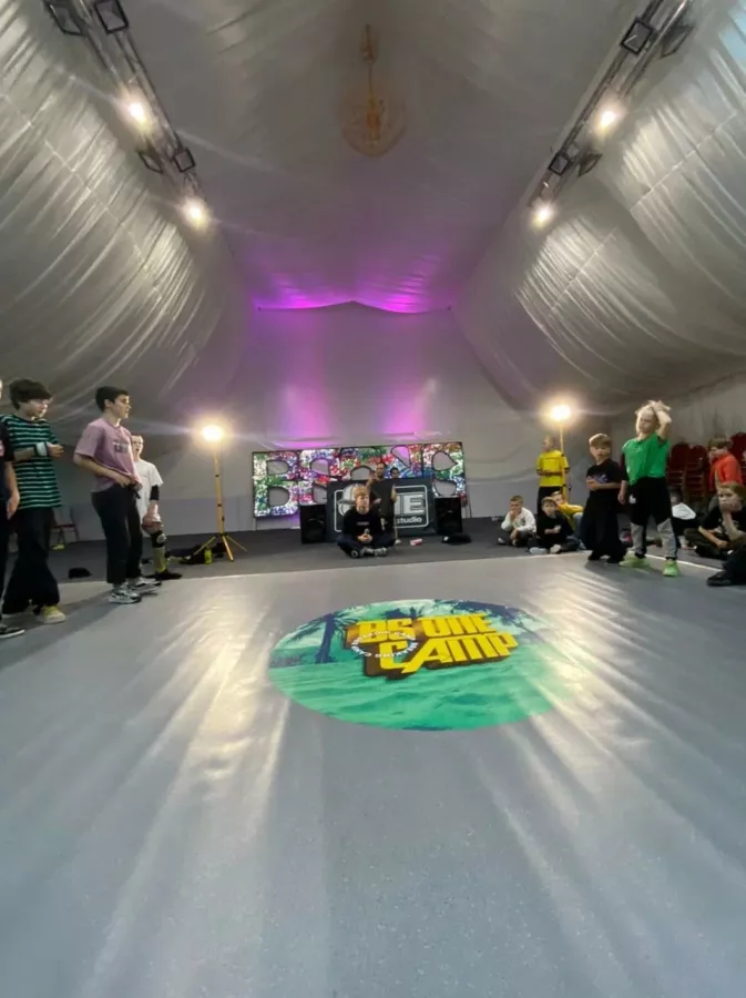 Студия танцев One в Казани: Танцы, Зал, Хореография, Школа танцев, Break Dance, Растяжка,