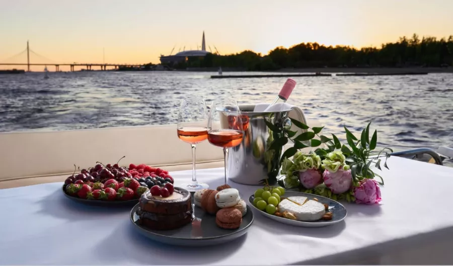 Компании по аренде яхты и катера Smart Yacht в Санкт-Петербурге: Аренда, Свидание, Для влюбленных, Свадьба,
