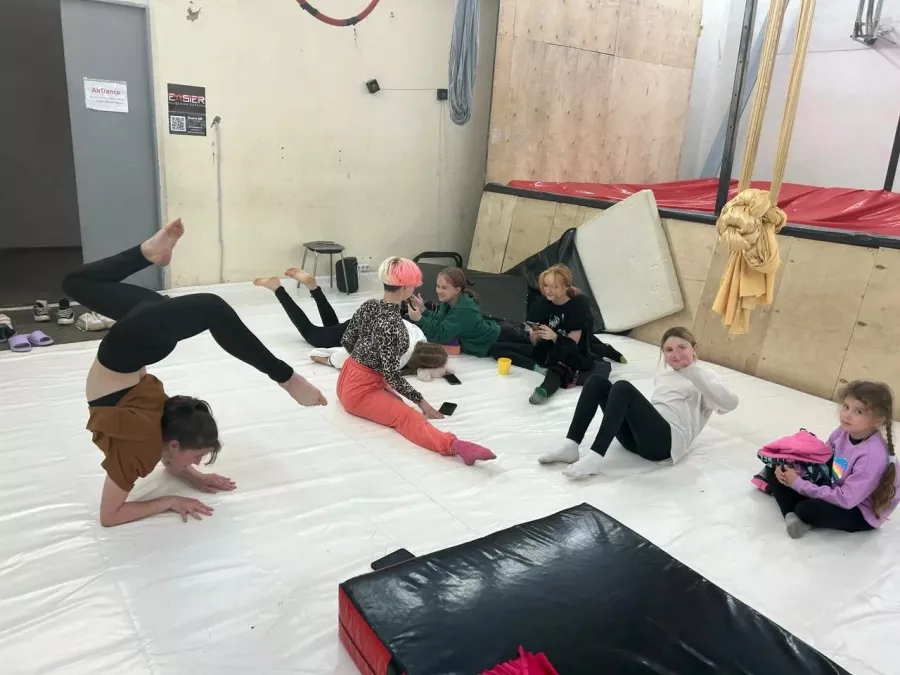 Воздушная гимнастика, полотна AirDance в Ижевске: Танцы, Зал, Хореография, Школа танцев, Йога, Растяжка,