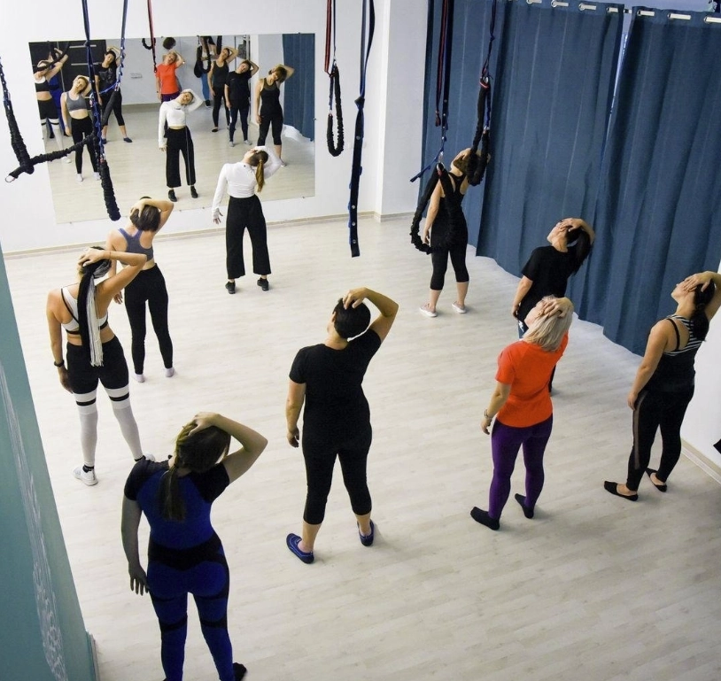 Студия аэрофитнеса Skyfit Studio в Новороссийске: Танцевальные программы, TRX тренировки, Йога для детей, Хатха, Йога, Фитнес для беременных, Стретчинг,
