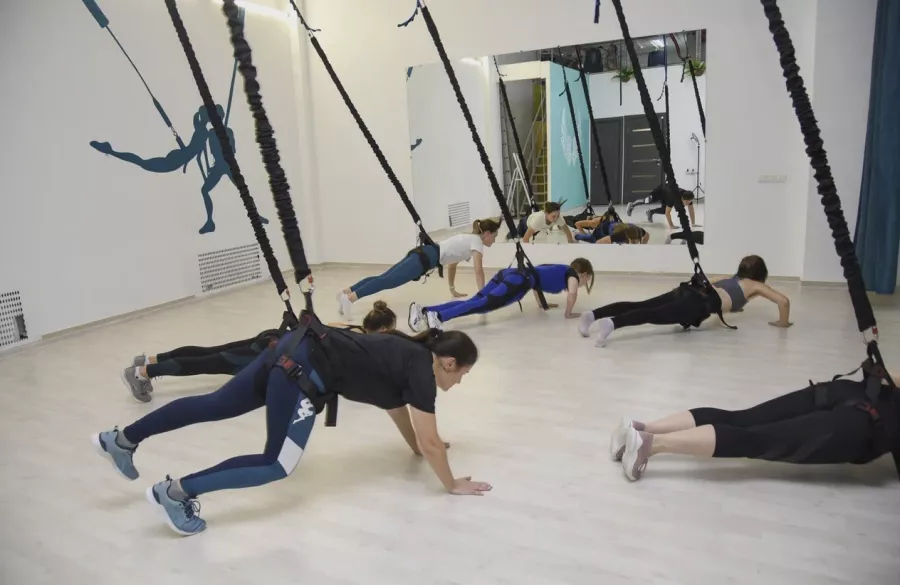 Студия аэрофитнеса Skyfit Studio в Новороссийске: Танцевальные программы, TRX тренировки, Йога для детей, Хатха, Йога, Фитнес для беременных, Стретчинг,