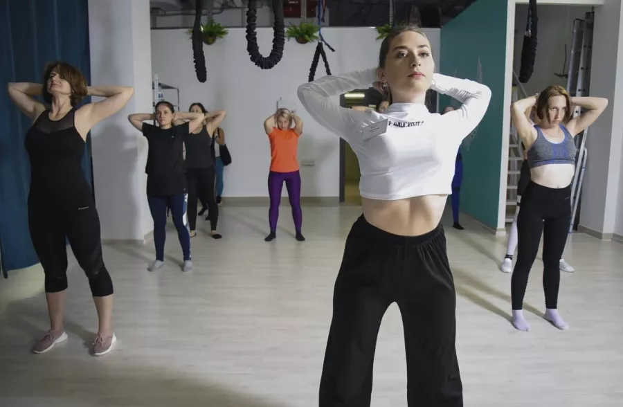 Студия аэрофитнеса Skyfit Studio в Новороссийске: Танцевальные программы, TRX тренировки, Йога для детей, Хатха, Йога, Фитнес для беременных, Стретчинг,