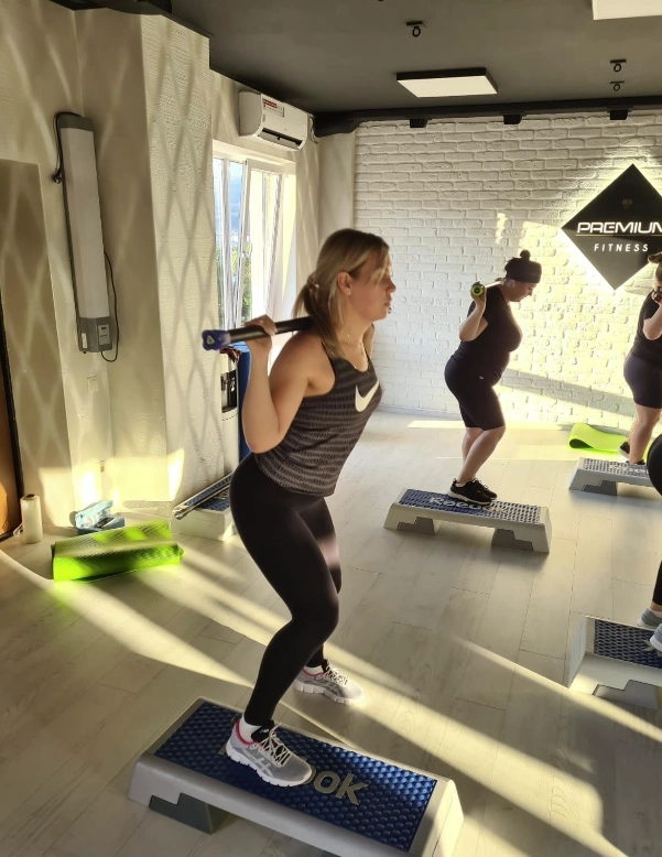 Студия йоги и фитнеса Premium fitnes в Новороссийске: Возможны разовые посещения, Аэробика, Калланетика, Отдельный женский зал, Йога, Пилатес, Стретчинг,