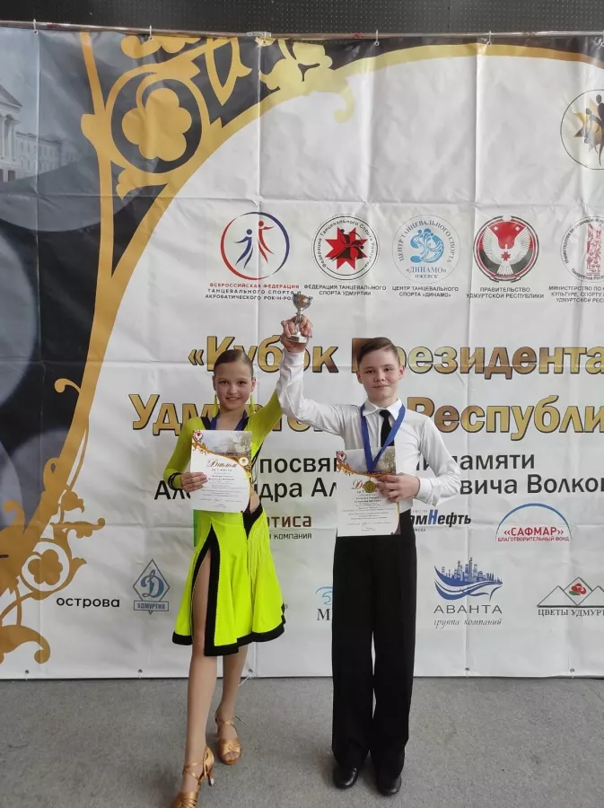 Танцевально-спортивный клуб Феникс на улице Горького в Ижевске: Танцы, Зал, Хореография, Школа танцев, Бальные танцы, Растяжка,