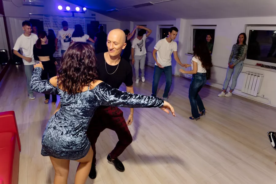 Студия танцев Zoom Zoom в Ижевске: Танцы, Зал, Хореография, Школа танцев, Бачата, Растяжка,