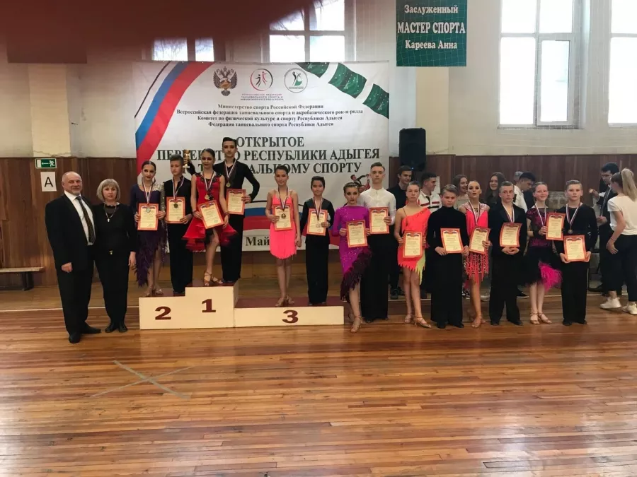 Танцевально-спортивный клуб Легенда в Майкопе: Танцы, Зал, Хореография, Растяжка, Школа,