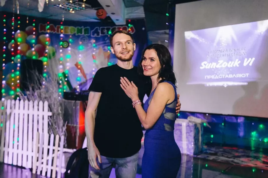 Танцевальная студия SunZouk в Владивостоке: Взрослым, Танцы, Зал, Хореография, Растяжка, Школа,