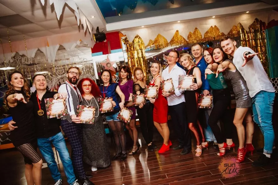Танцевальная студия SunZouk в Владивостоке: Взрослым, Танцы, Зал, Хореография, Растяжка, Школа,