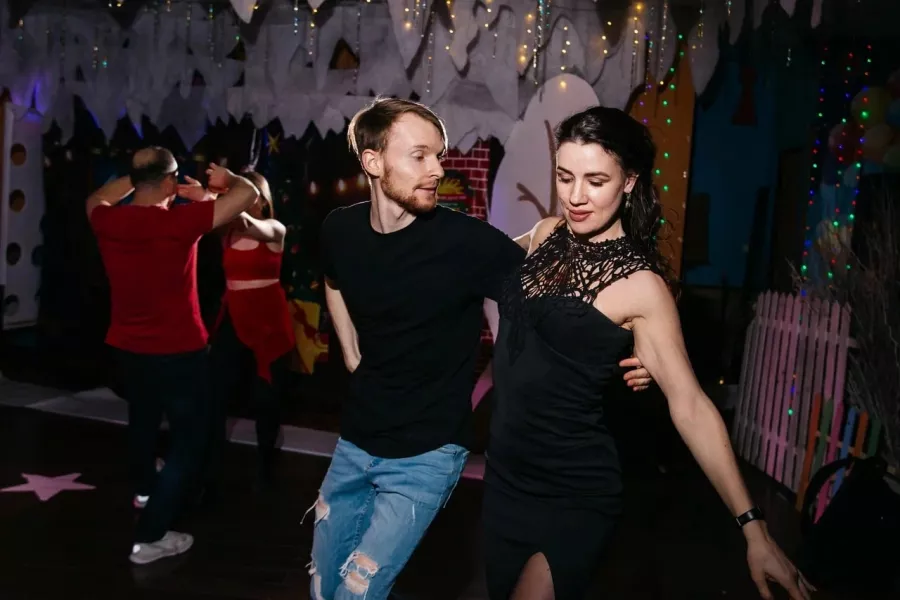 Танцевальная студия SunZouk в Владивостоке: Взрослым, Танцы, Зал, Хореография, Растяжка, Школа,
