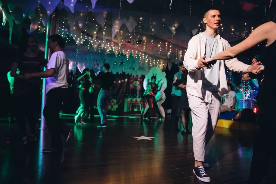 Танцевальная студия SunZouk в Владивостоке: Взрослым, Танцы, Зал, Хореография, Растяжка, Школа,