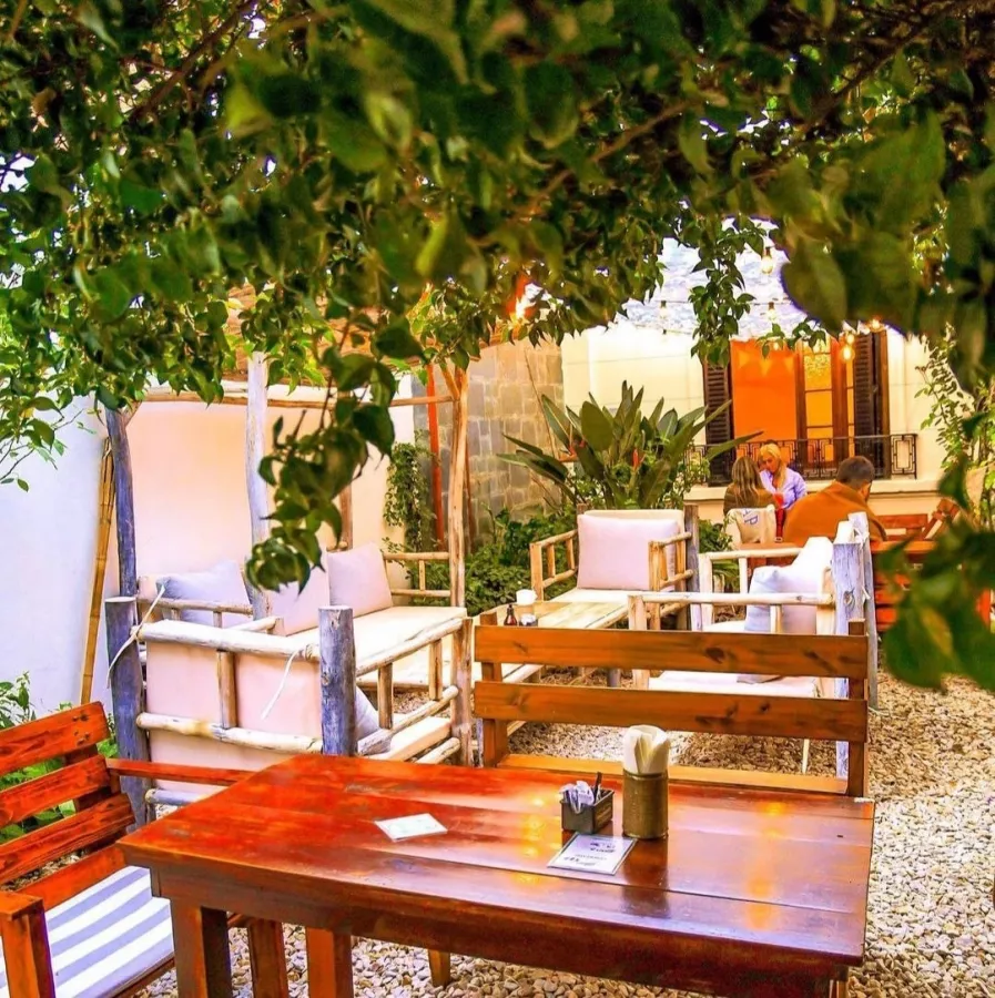 Бар Chill Garden в Буэнос-Айрес (Аргентина): Еда, Пиво, Коктейли, Десерты, Бар,