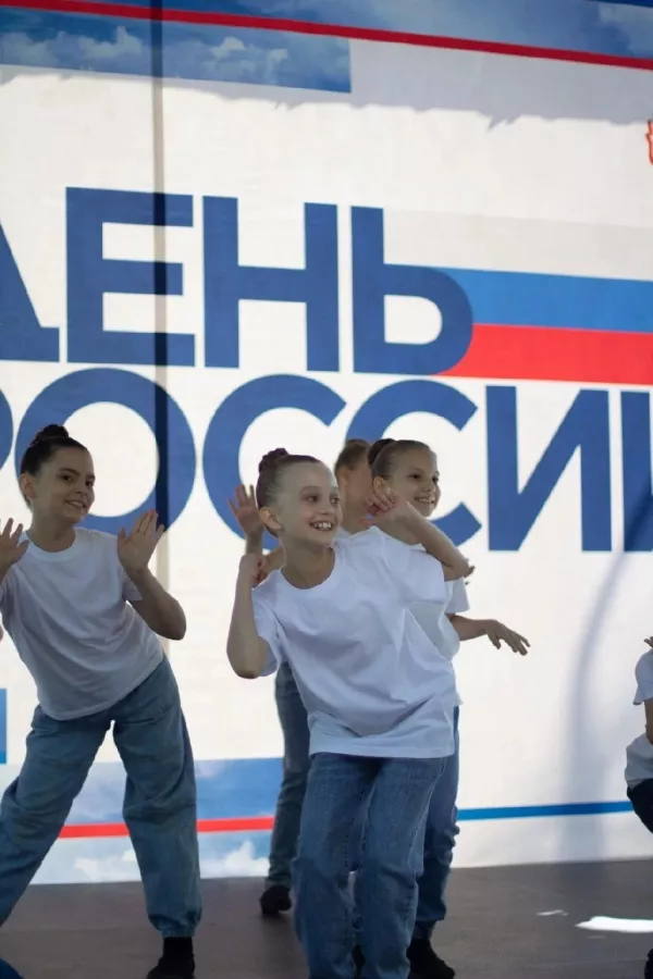 Коллектив эстрадного танца Осторожно, дети! в Нижнем Новгороде: Танцы, Зал, Хореография, Школа танцев, Эстрадный танец, Растяжка,